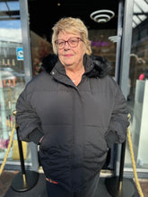 Jas gewatteerd "Fake Fur" zwart.
